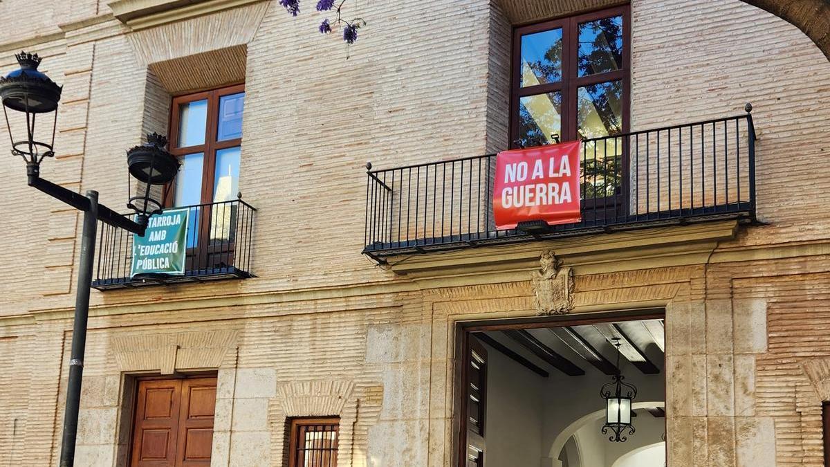 Las familias a la spuertas del consistorio para particpar en el pleno.