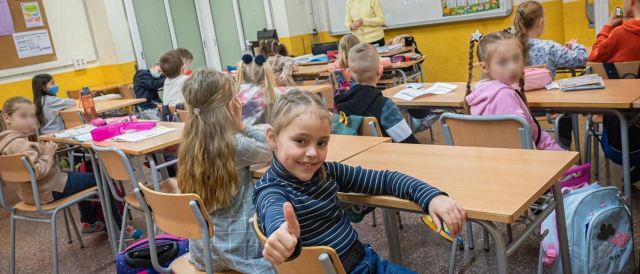 La pequeña Mariya, de 8 años, en su nueva escuela apenas una semana después de su llegada a Barcelona.