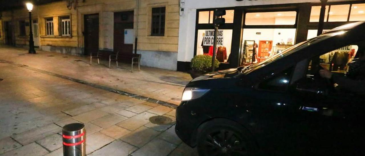 Un turismo accede al casco histórico por la calle Jovellanos.