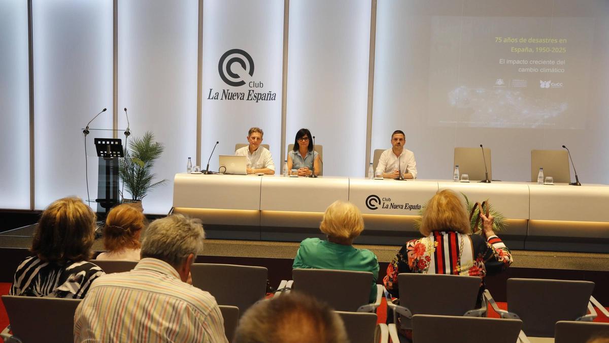 Por la izquierda, Pedro Arcos, Andrea Fernández y José Cernuda en el Club LA NUEVA ESPAÑA.