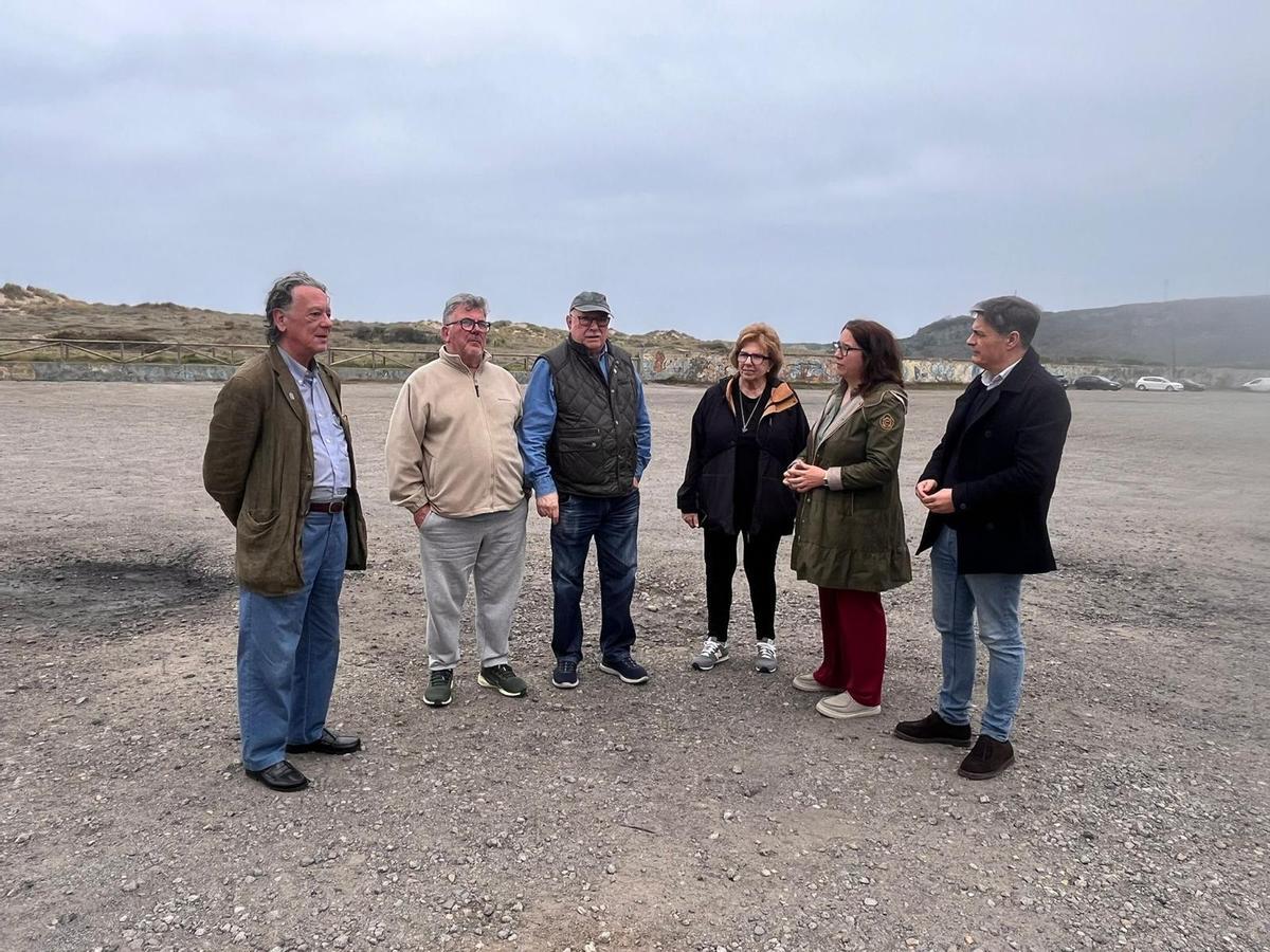 Nacho Menéndez, Francisco Díaz López, Juan Requena, Yolanda Fernández Lazcano, Nuria González-Nuevo y Pedro de Rueda, en la explanada del aparcamiento de San Juan de Nieva.