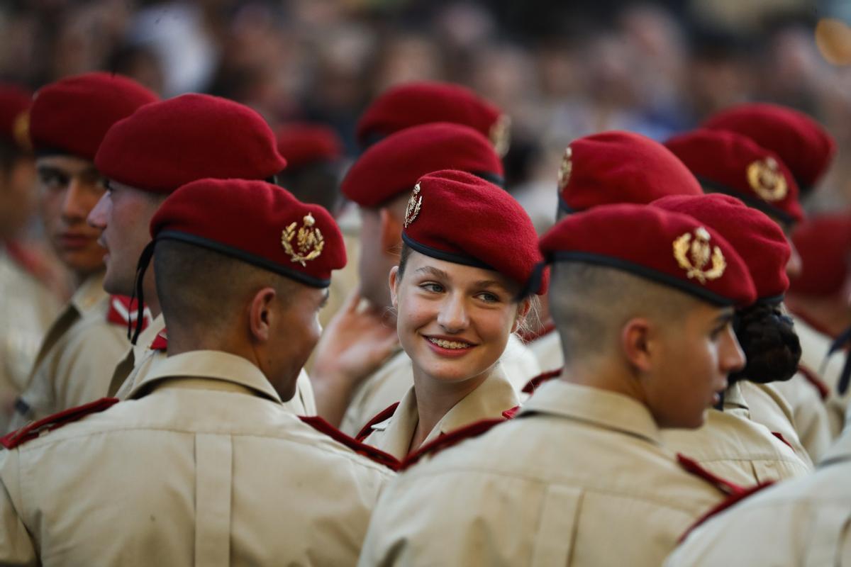 La princesa Leonor participa con los cadetes de la Academia General Militar de Zaragoza en la ofrenda a la Virgen del Pilar