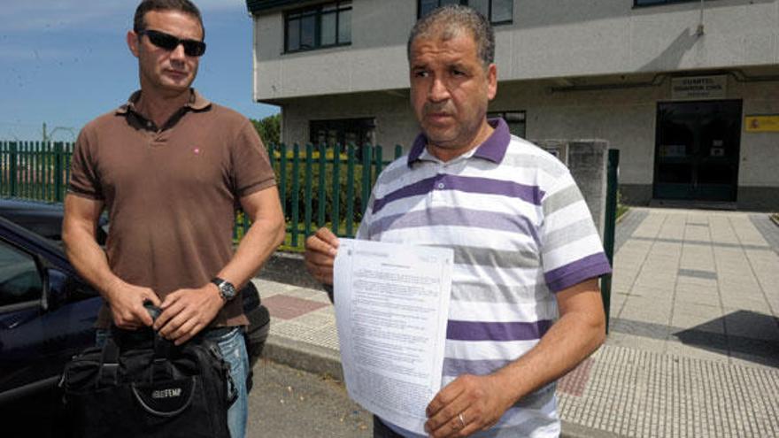 Redouane Hakim, padre de la niña, en la presentación de una denuncia contra el director del CEIP de Arteixo.