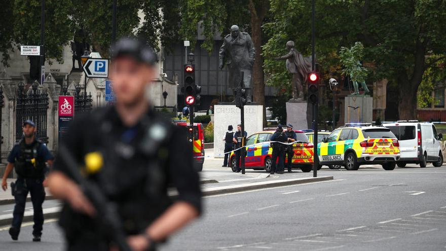 Arrestado un hombre tras estrellar su coche frente al Parlamento británico