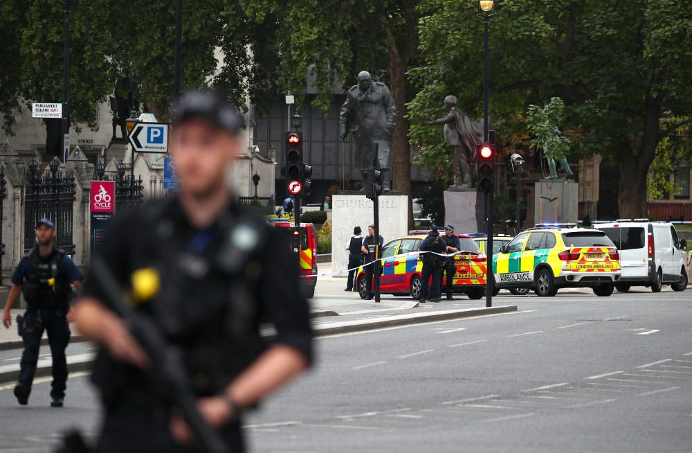 Arrestado un hombre tras estrellar su coche frente al Parlamento británico
