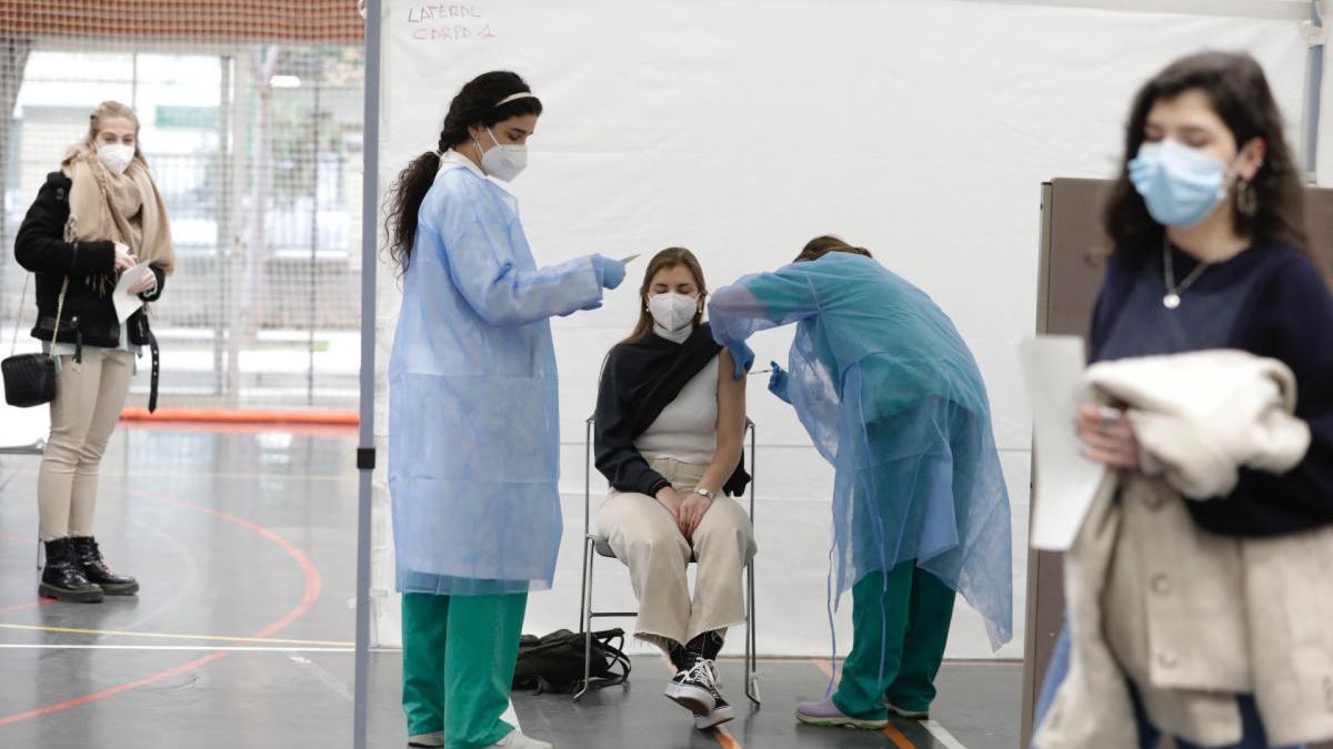 Docentes durante la vacunación.