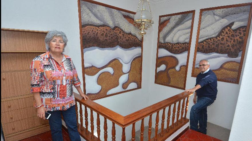 Margarita y Antonio Hernández Caballero junto a murales del artista Manolo Mherc en la casa de El Granero.