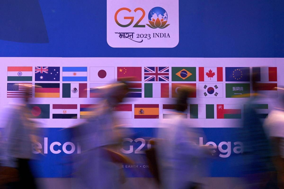 Un cartel frente al Centro Internacional de Prensa de Nueva Delhi muestra las banderas de los países participantes en la cumbre del G20. Un cartel frente al Centro Internacional de Prensa de Nueva Delhi muestra las banderas de los países participantes en la cumbre del G20.