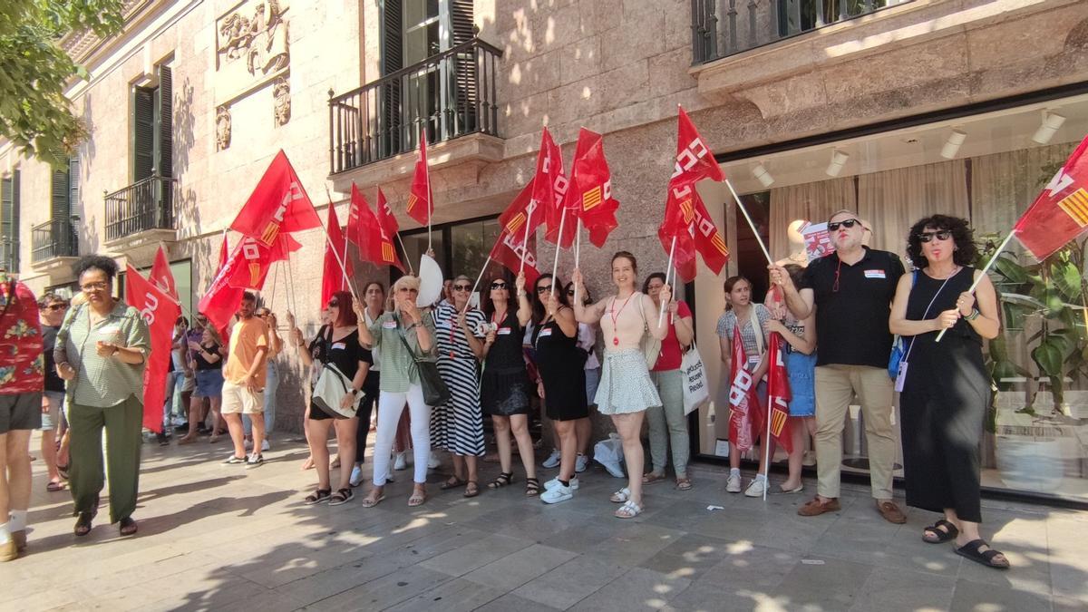 Los trabajadores de H&amp;M en Palma concentrados ante la tienda del Borne, en Palma