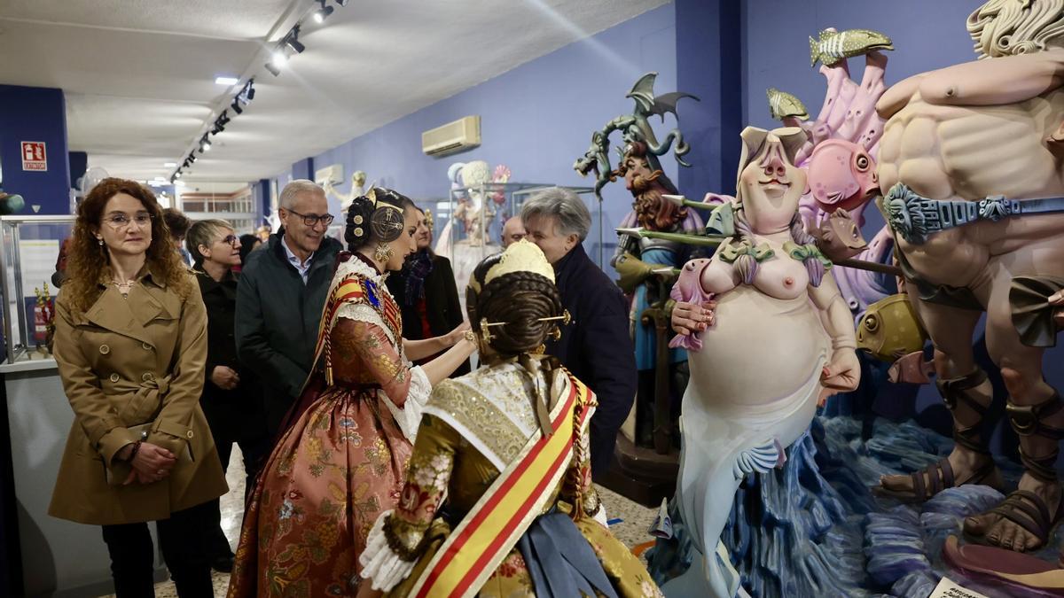 Las falleras mayores durante la visita al Museo del Artista Fallero de València.