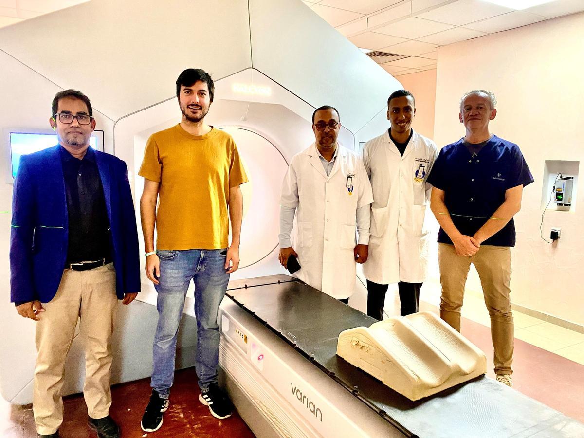 Profesionales sanitarios participantes en la II Comisión Oncológica de HumanCoop, durante la visita técnica al Centro Nacional de Oncología de Nuakchot (Mauritania), donde se evaluaron los servicios de radioterapia y seguridad radiológica.