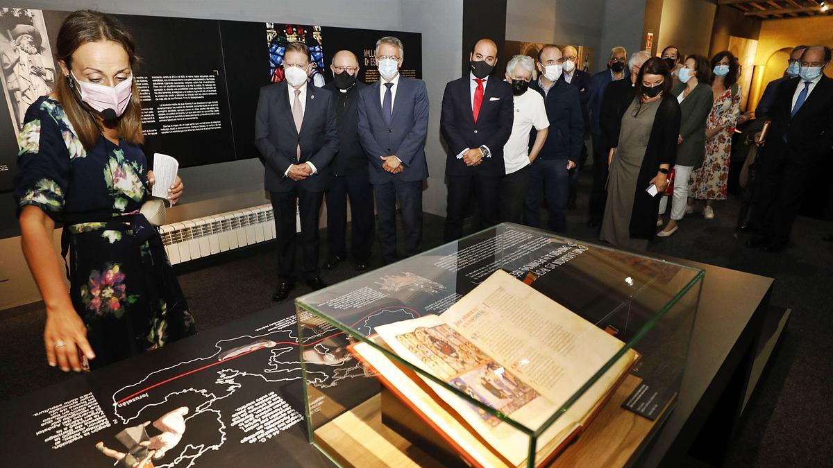 María Álvarez, a la izquierda, guía a los asistentes a la inauguración de “Camino Primitivo. Oviedo” durante el recorrido por la exposición. | LUISMA MURIAS