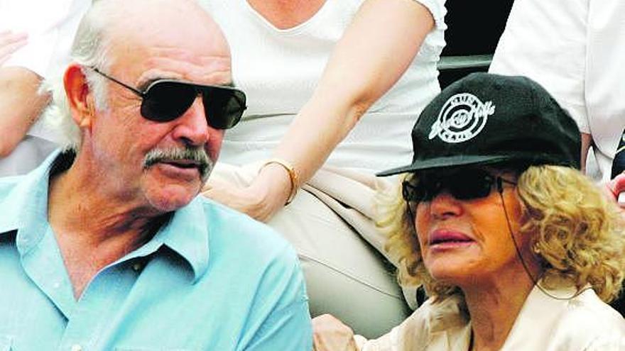 Arriba, Sean Connery y su esposa, Micheline. Abajo, dos imágenes actuales de la urbanización «Malibú».