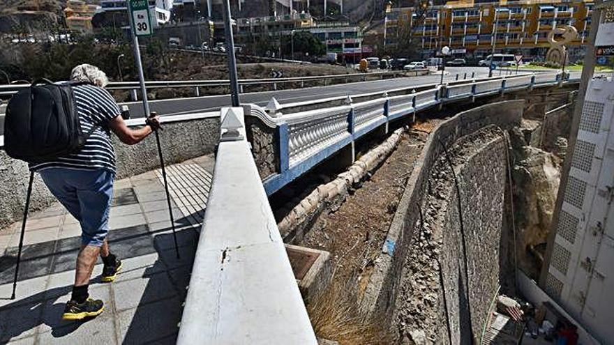 Un turista camina por el tramo del paseo que discurre entre Patalavaca y Anfi del Mar.