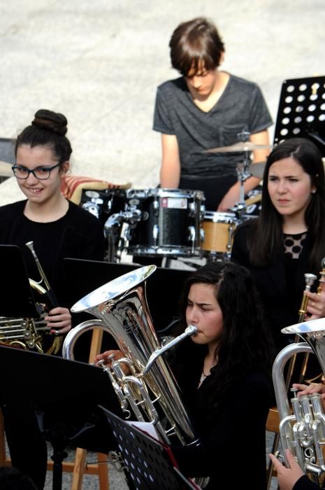 La explanada del Auditorio Municipal sirvió como escenario para la última actuación del curso de los alumnos de la Escola Municipal de Música "Bernardo del Río" de Vilagarcía