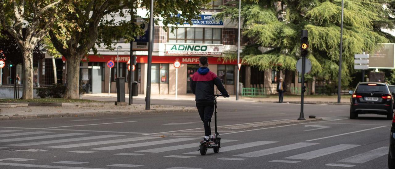 Un patinete eléctrico circula por el entorno de La Marina.