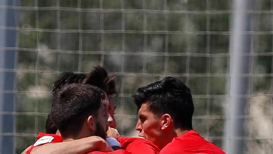 Los jugadores del Sporting B celebran uno de sus goles ante el Cornellá el pasado fin de semana.