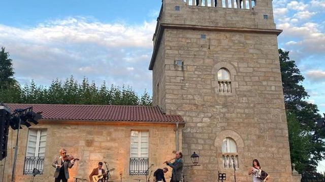 Imaxe de arquivo dunha actuación de Carlos Núñez fronte ao Pazo de Goiáns. | CEDIDA