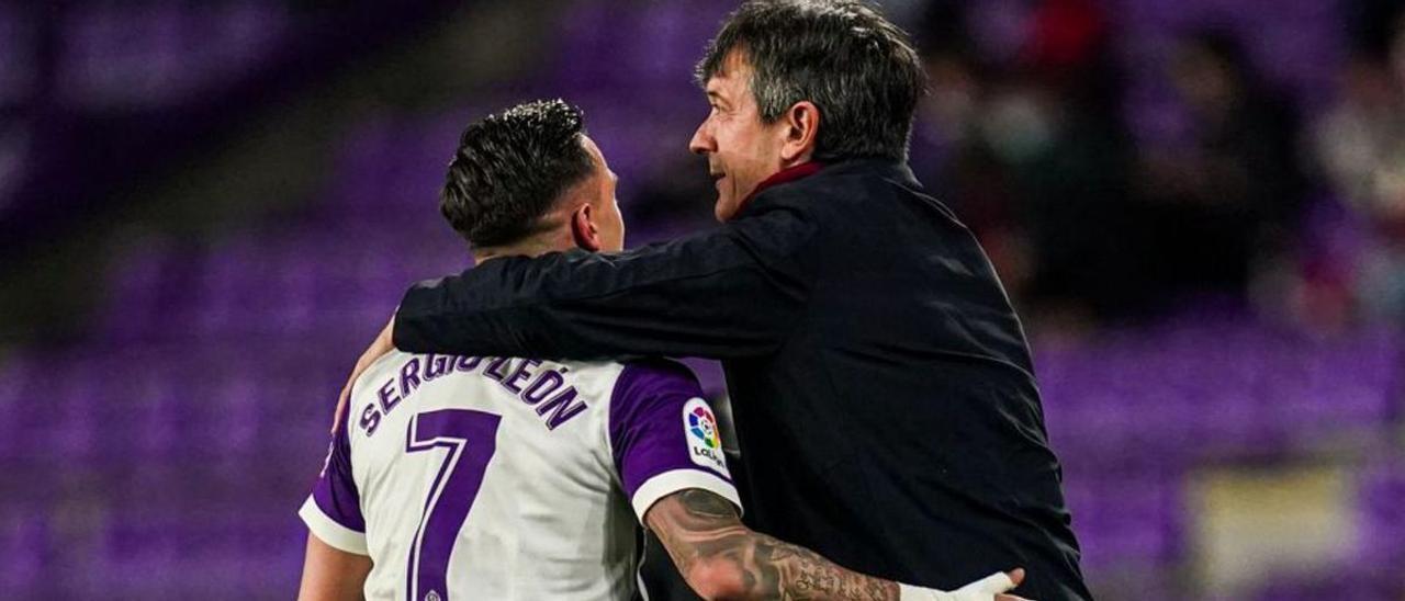 Pacheta y Sergio León, en un partido en Zorrilla.