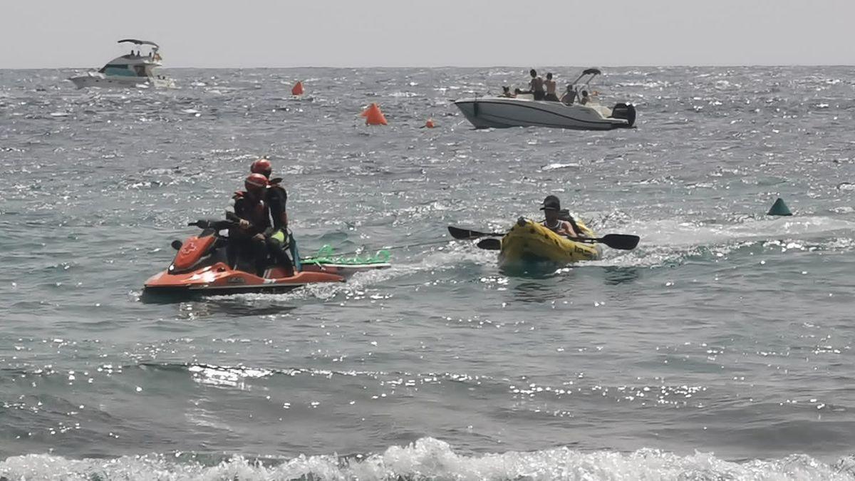 La Cruz Roja ha remolcado hasta la Barraca al kayak con los dos bañistas