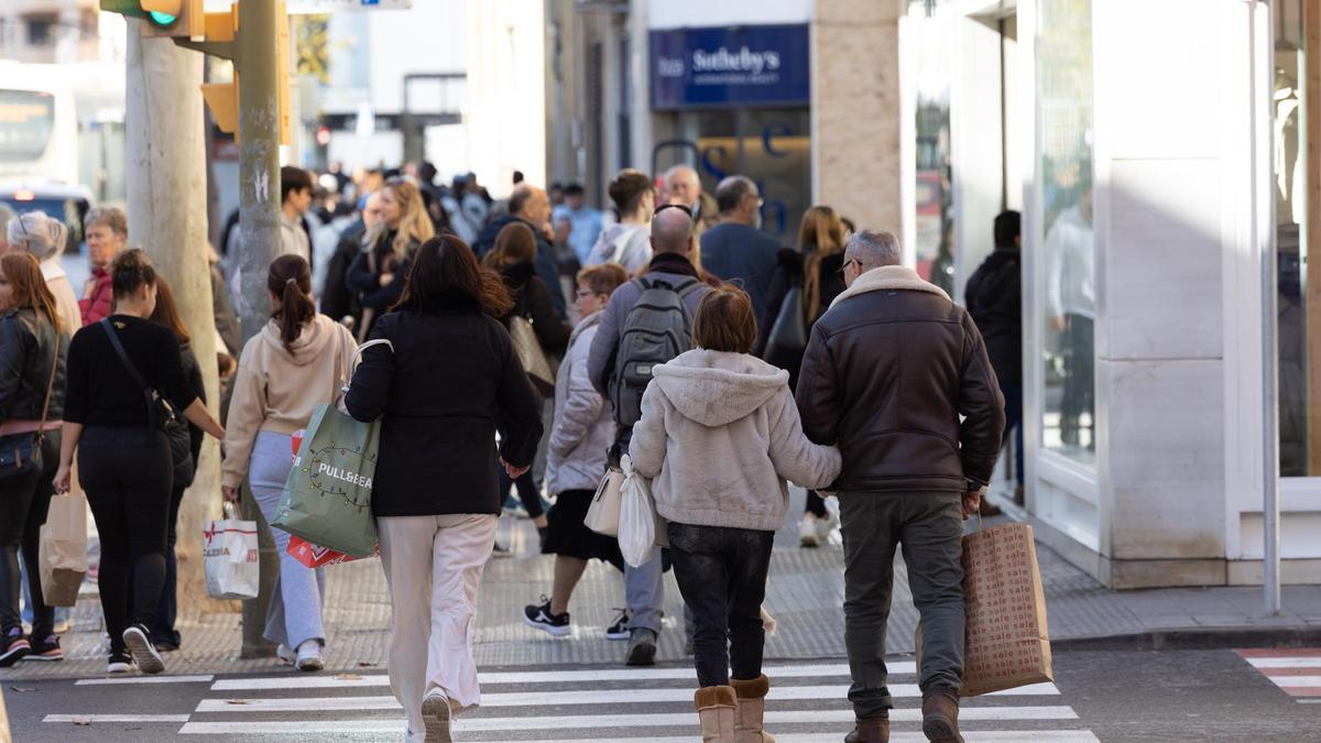 Peatones en la principal zona comercial de Ibiza, en la avenida de Bartolomé Roselló.