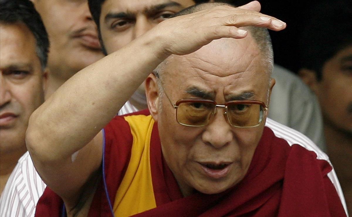 zentauroepp8911561 tibetan spiritual leader dalai lama gestures as he leaves li190628123951