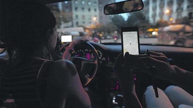 El servicio 8 Una conductora de Uber lleva a una pasajera que sigue el trayecto por el móvil.
