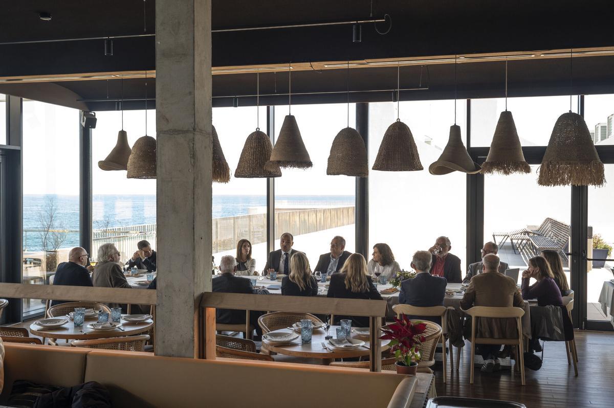 Reunión del comité editorial de El Periódico en el restaurante El Cangrejo Loco en el balcón gastronómico del Port Olímpic, con presencia del conseller de presidència, Albert Dalmau, junto al director de El Periódico, Albert Sáez, y la directora adjunta, Gemma Martínez, entre otros. Fotografía de Jordi Cotrina