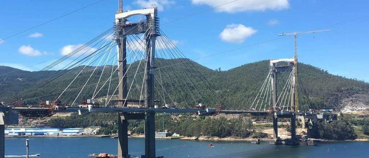 Imagen de las obras de ampliación del puente de Rande, con la colocación de las estructuras de los nuevos tableros ya sobre el vano. // FdV