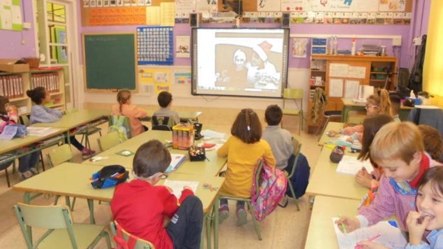 Els alumnes durant una classe connectats per videoconferència amb la Judit