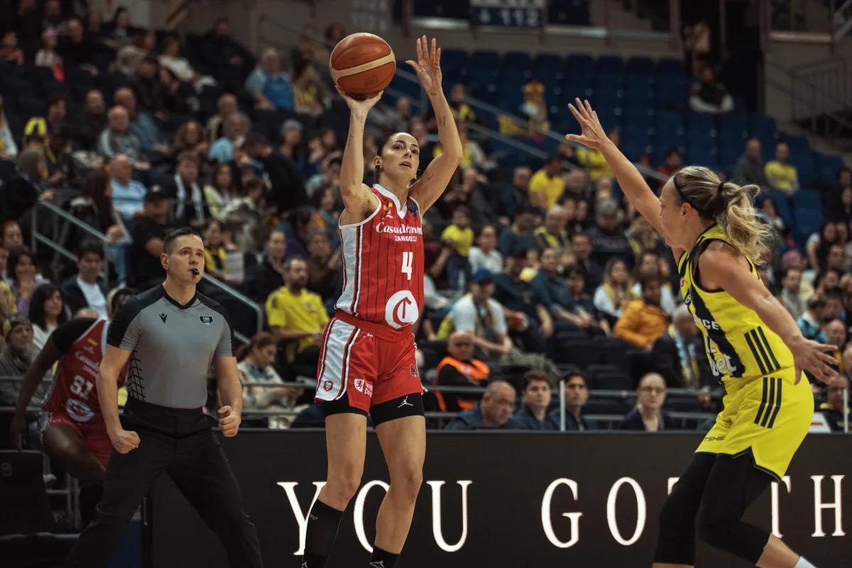 Mariona Ortiz lanza a canasta en el último partido contra el Fenherbace.