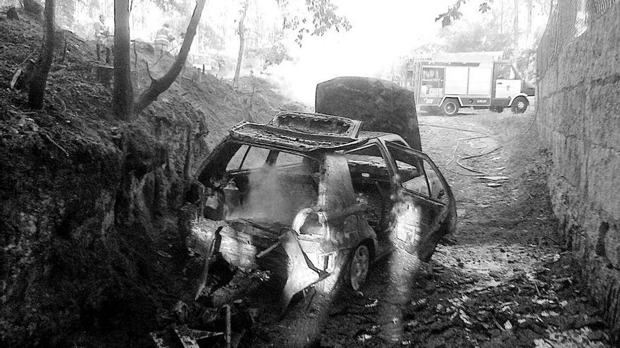 Coche calcinado a causa de un incendio en Mos en 2015. // D.P.