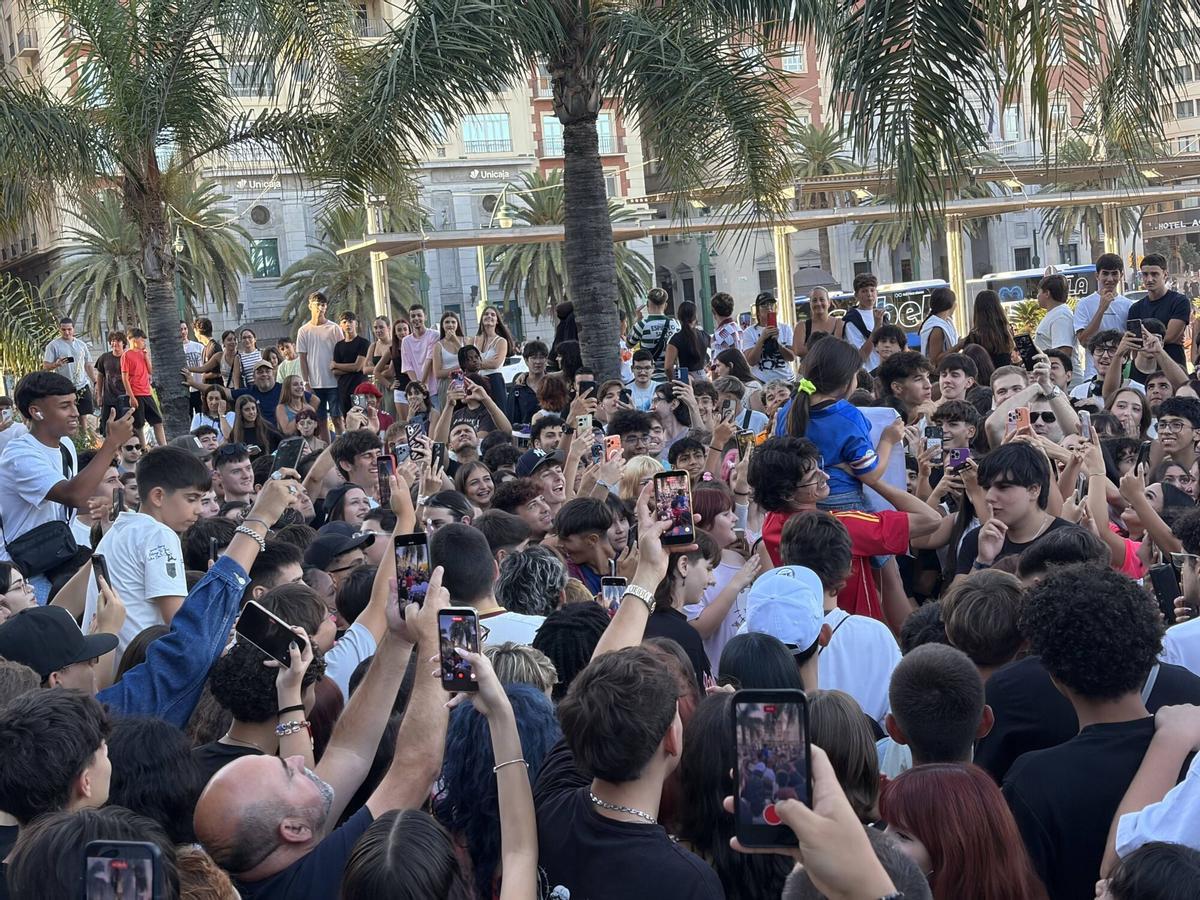 Batalla de 'farmear aura' en la Plaza de la Marina
