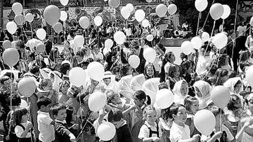 Niños, en la suelta de globos celebrada en el patio del colegio.