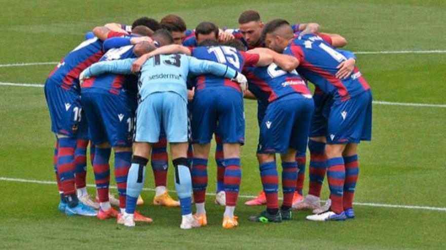 Los jugadores del Levante UD se conjuran, antes de medirse al Elche. | MATÍAS SEGARRA/INFORMACIÓN