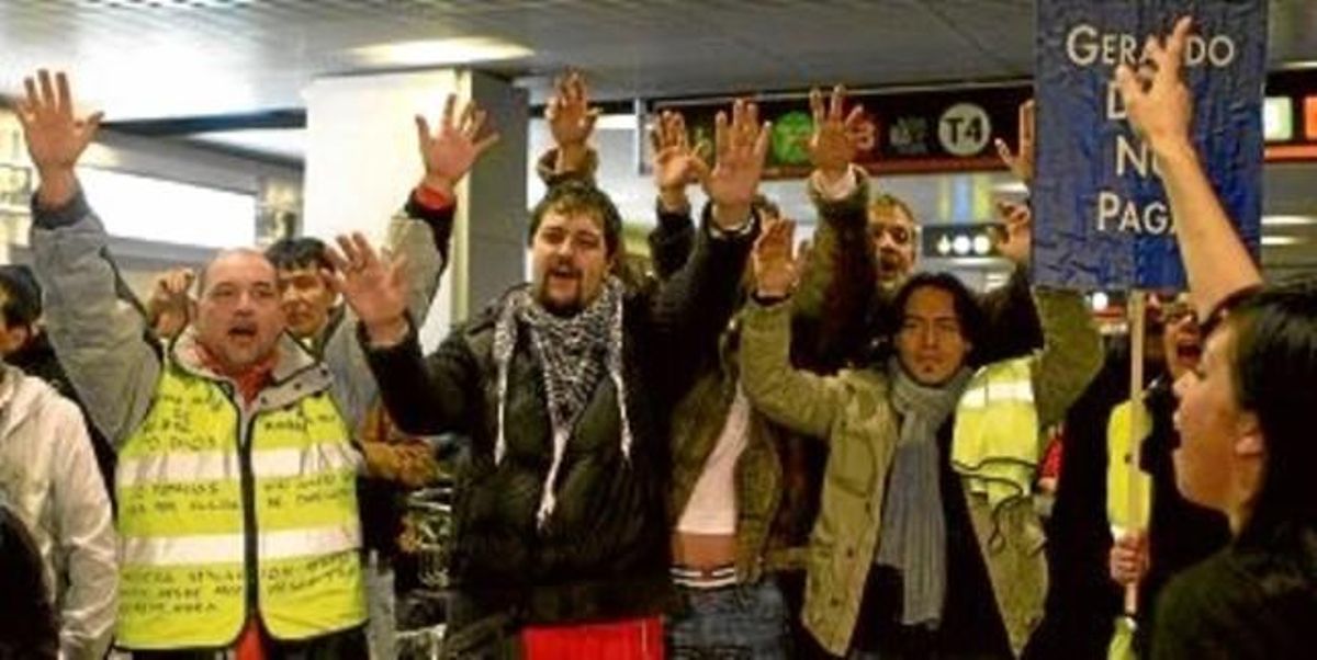 Treballadors d’Air Comet protesten a Barajas com a víctimes d’un dels últims i més sonats concursos de creditors de l’any passat. Treballadors d’Air Comet protesten a Barajas com a víctimes d’un dels últims i més sonats concursos de creditors de l’any passat.
