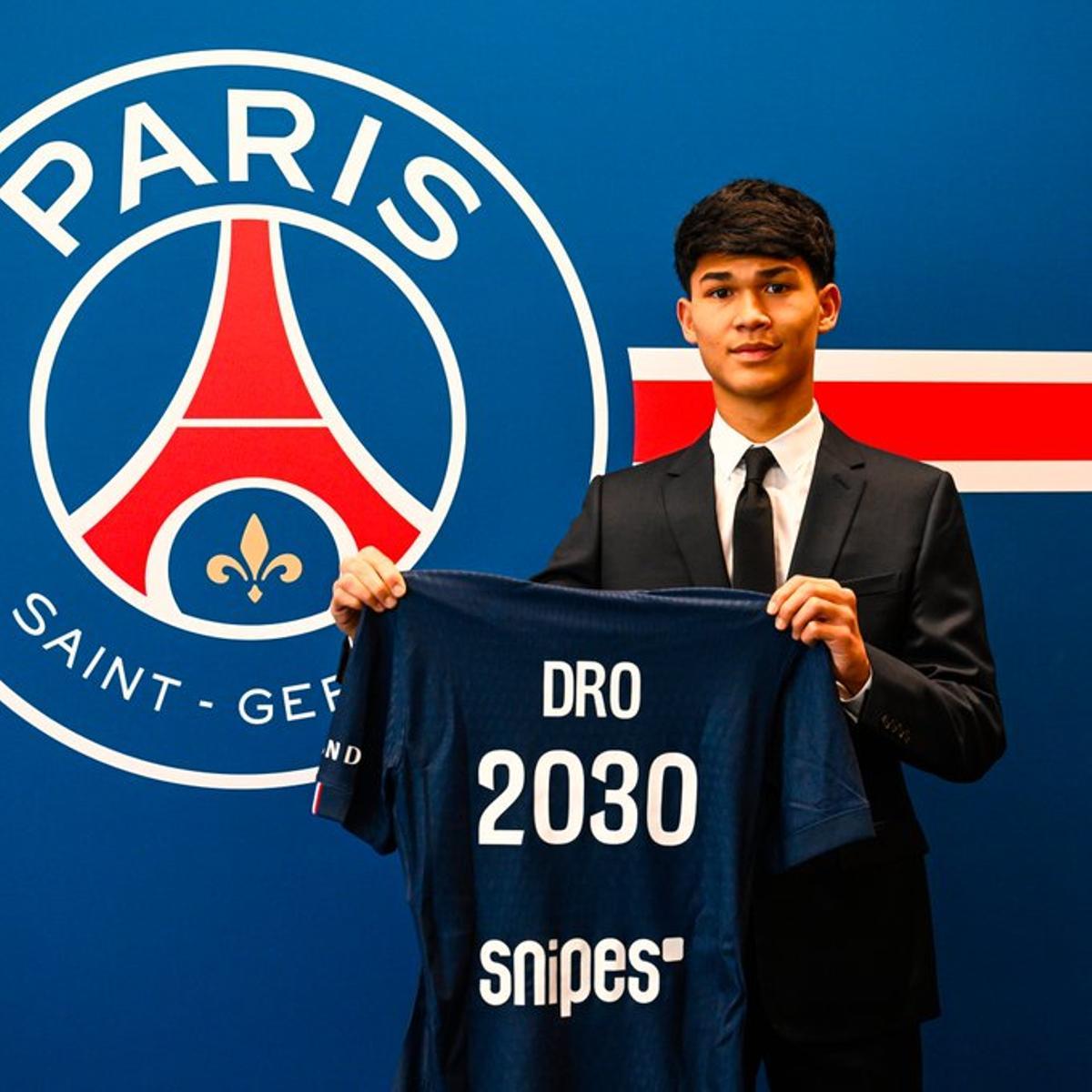 Dro, con la camiseta del PSG, su nuevo equipo.