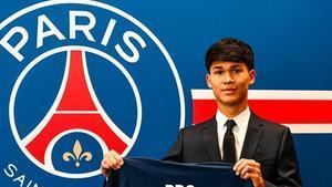 Dro, con la camiseta del PSG, su nuevo equipo.