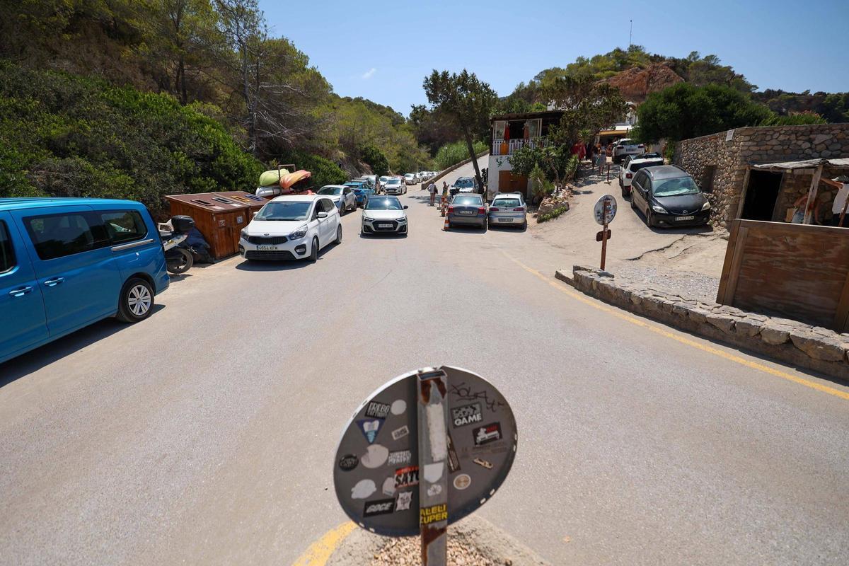 Descubre aquí todas las imágenes de la masificación en el aparcamiento de Cala d'Hort