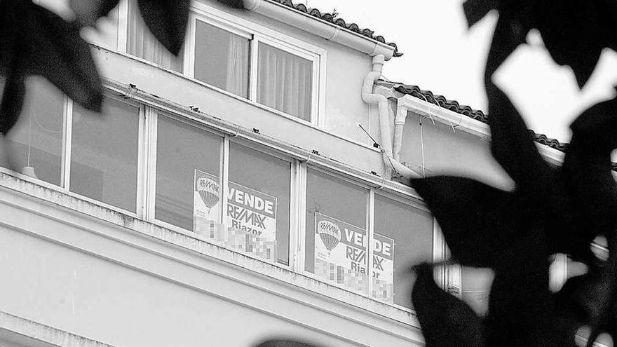 Carteles de venta de un piso en A Coruña. // Víctor Echave