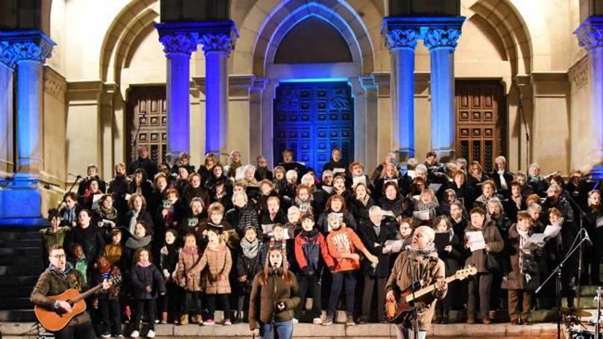 Grans i petits van interpretar la nadala del músic manresà Xavier Serrano a les escales de Crist Rei