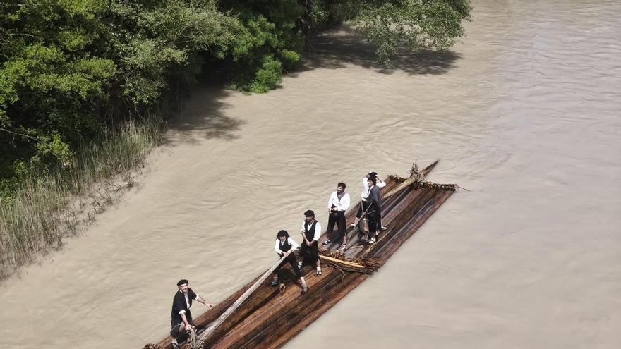Los nabateros surcan el río Gállego con éxito en un día de récord de asistencia