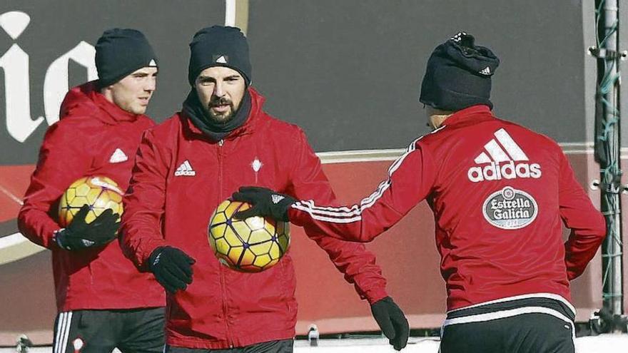 Nolito, junto a Aspas, ayer, en A Madroa. // Ricardo Grobas