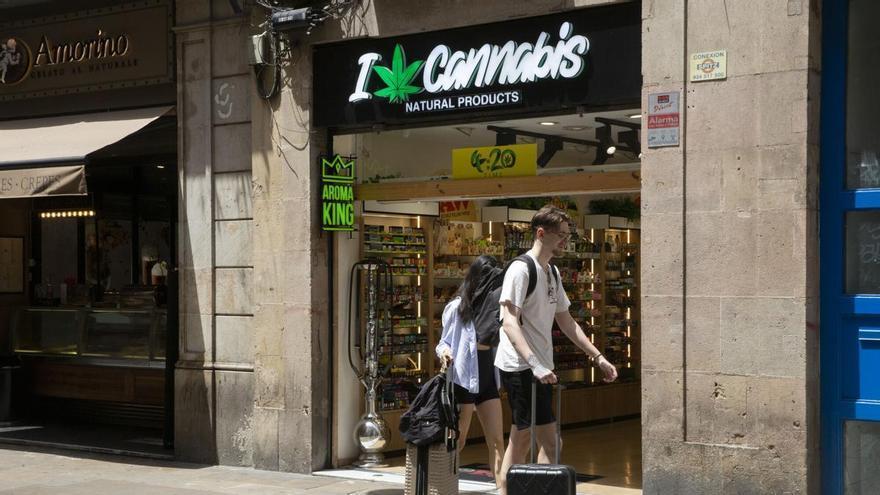 El PSC i Junts aprovaran un nou pla per a Ciutat Vella: veto a ‘souvenirs’ i cannàbiques, però més discoteques amb «restriccions»