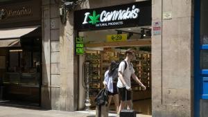 El PSC i Junts aprovaran un nou pla per a Ciutat Vella: veto a souvenirs i cannàbiques, però més discoteques amb «restriccions»