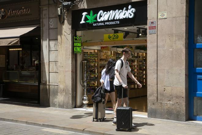 El PSC i Junts aprovaran un nou pla per a Ciutat Vella: veto a ‘souvenirs’ i cannàbiques, però més discoteques amb «restriccions»