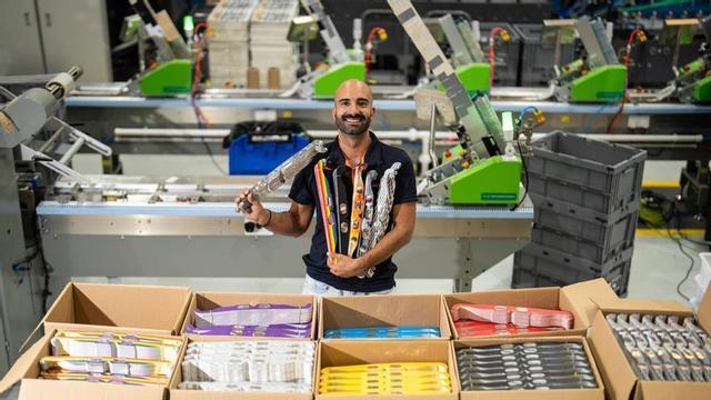 Jose Crespo Martínez, director de vendes de Celestech, posa a l’única fàbrica d’Espanya que produeix ulleres homologades per a l’observació segura d’eclipsis solars.