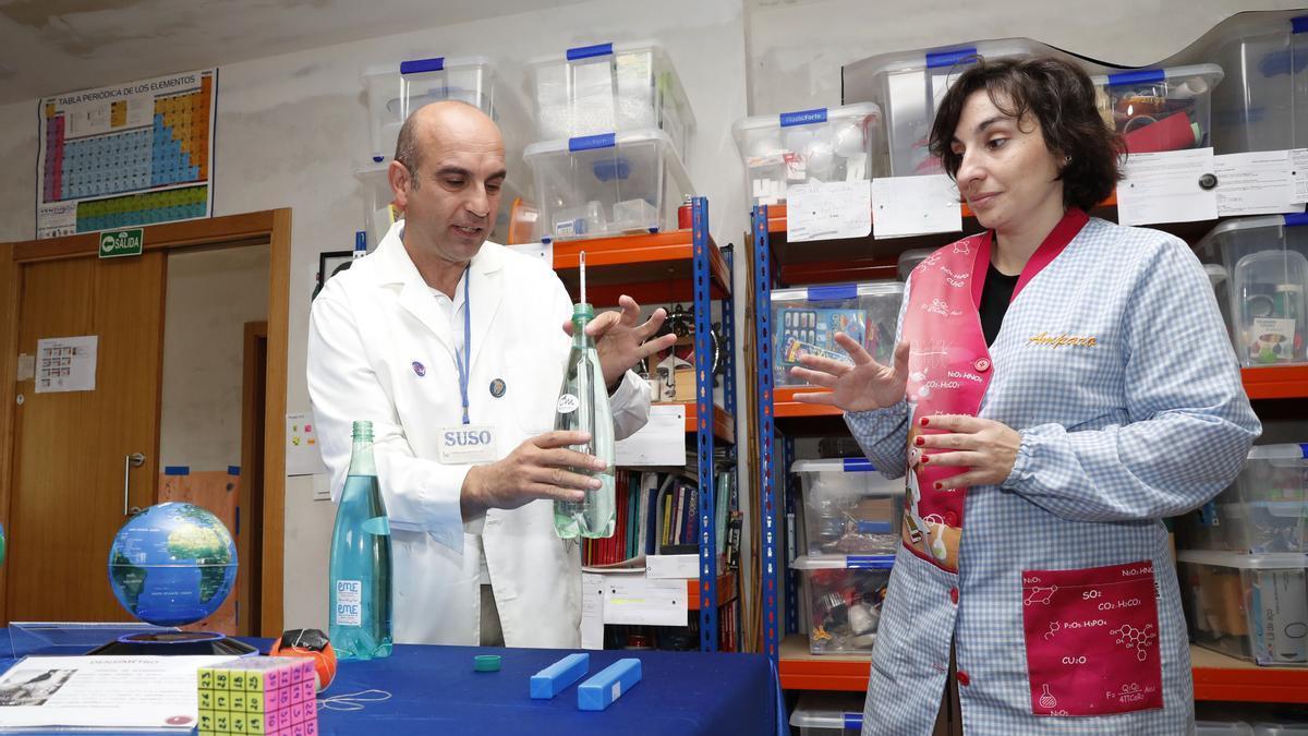 Jesús Fernández y Amparo Francos utilizan un densiómetro en el museo científico de Gondomar.