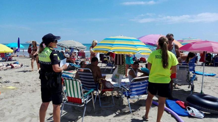 Policías y socorristas informando de la campaña