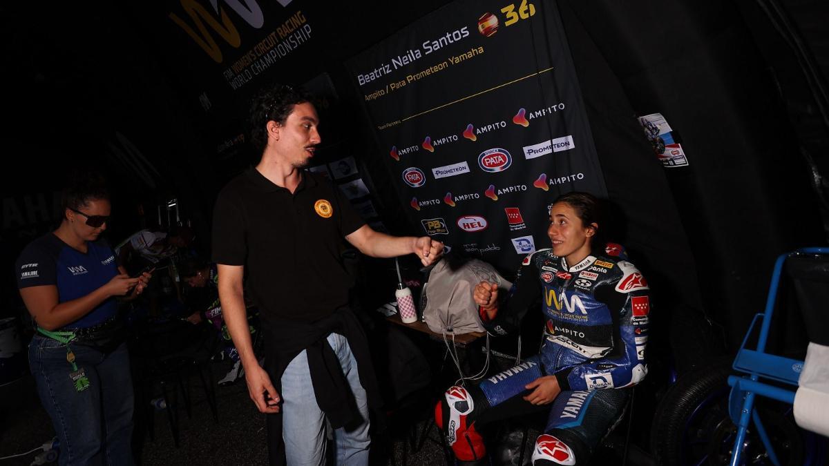 Javier Calduch, psicólogo deportivo, junto a la piloto Beatriz Neila.